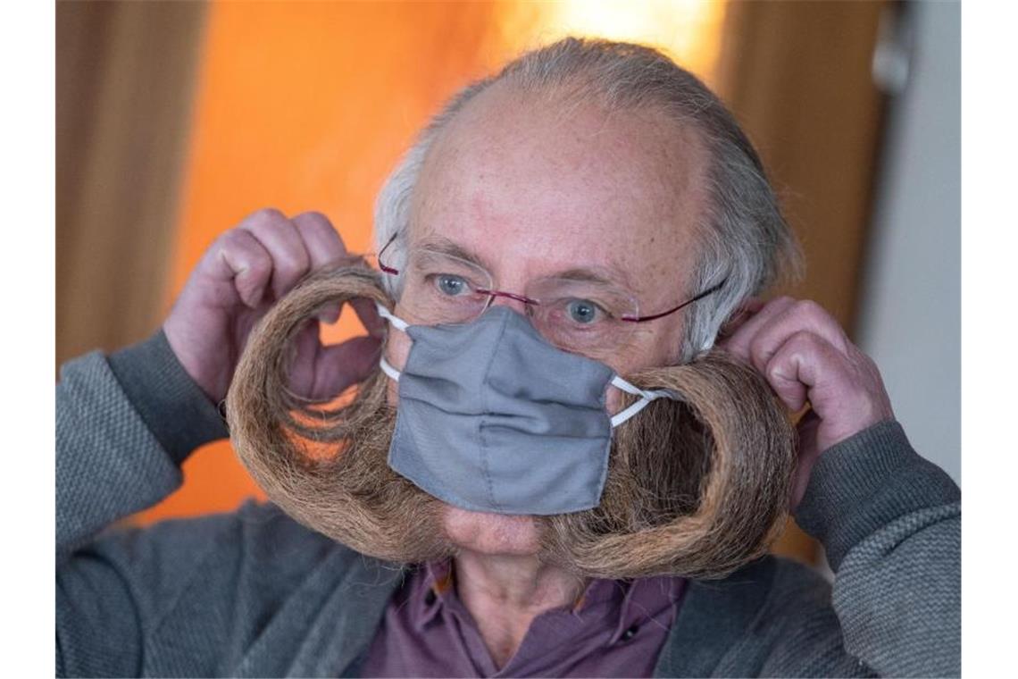 Bart-Weltmeister Burkhardt hat mit Schutzmaske kein Problem