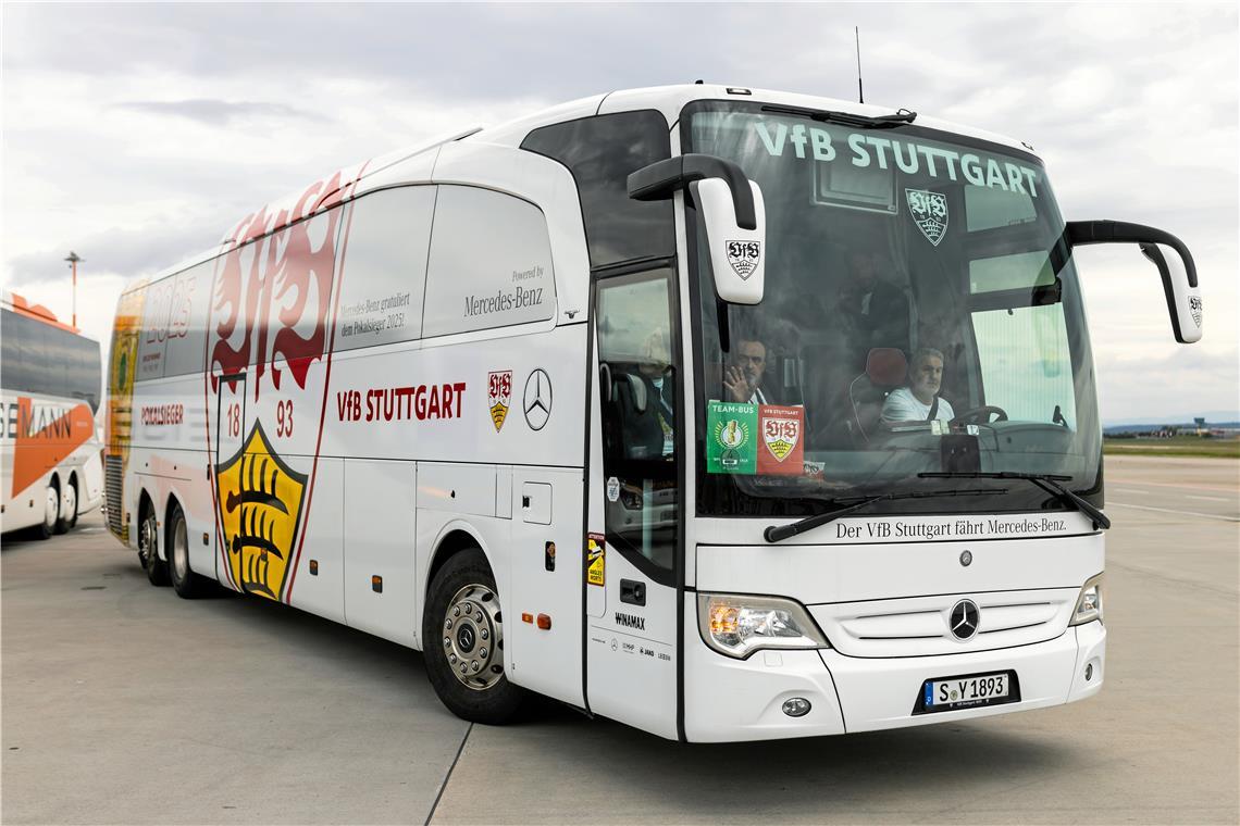 Jürgen Dispan fährt den VfB-Mannschaftsbus, den seit dem DFB-Pokalsieg im Mai auch eine entsprechende Optik ziert. Neben ihm sitzt der Teammanager Günther Schäfer. Foto: Mercedes-Benz/GES-Sportfoto