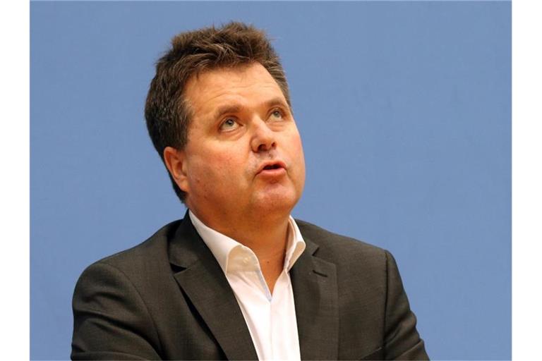 Jürgen Dusel, Beauftragter der Bundesregierung für die Belange von Menschen mit Behinderungen, beantwortet in der Bundespressekonferenz Fragen von Journalisten. Foto: Wolfgang Kumm/dpa