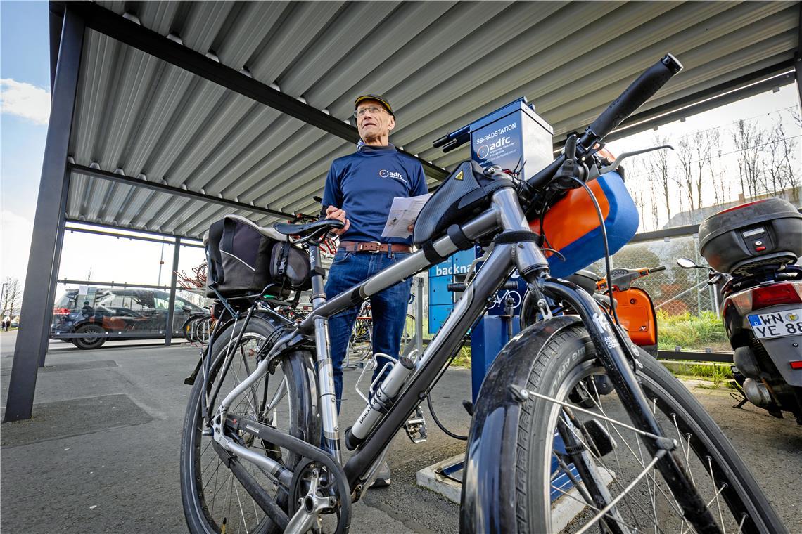 Der Dreiklang der Fahrradsicherheit in Backnang Jürgen Ehrmann empfiehlt für den Check den Gang zu einer Radservicesäule wie jener am Backnanger Bahnhof. Foto: Alexander Becher