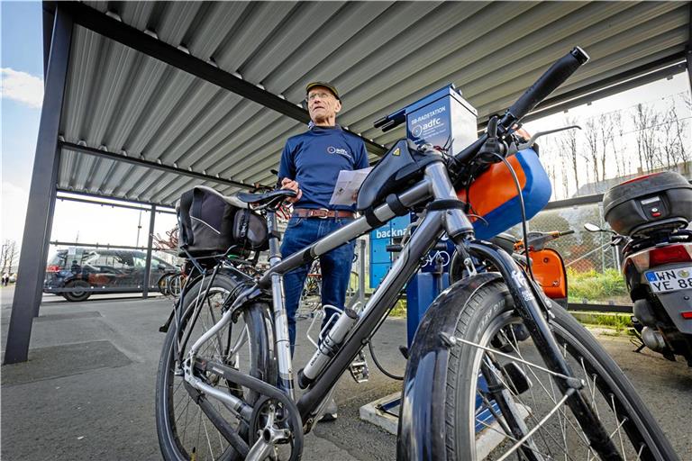 Jürgen Ehrmann empfiehlt für den Check den Gang zu einer Radservicesäule wie jener am Backnanger Bahnhof. Foto: Alexander Becher