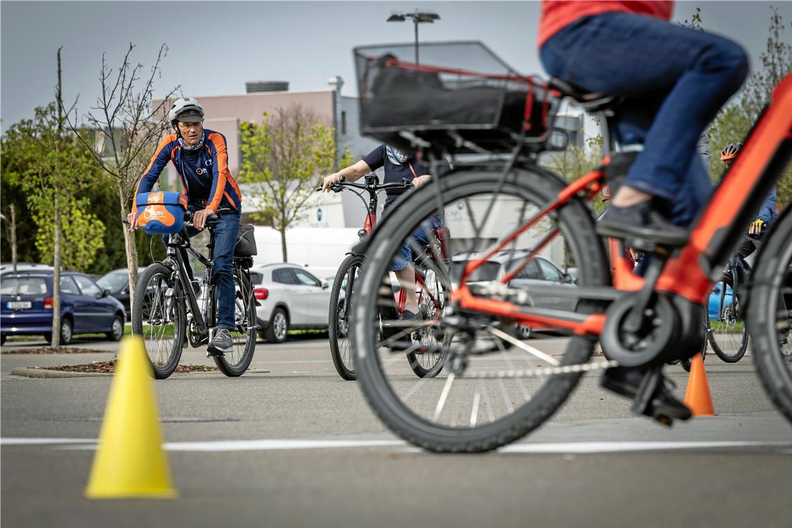Sicheres E-Bike-Radeln für Senioren Jürgen Ehrmann (links), Vorstand des ADFC, begleitet die Teilnehmer auf dem Parcours. Fotos: Alexander Becher