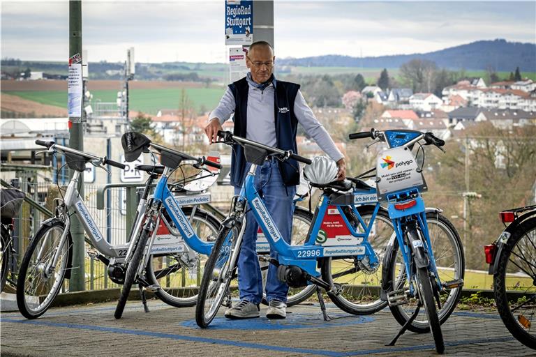 Jürgen Ehrmann vom ADFC bedauert, dass die Regiorad-Station auf der Südseite des Backnanger Bahnhofs bald abgebaut wird. Er fordert, dass das eingesparte Geld trotzdem dem Radverkehr zugutekommt. Foto: Alexander Becher