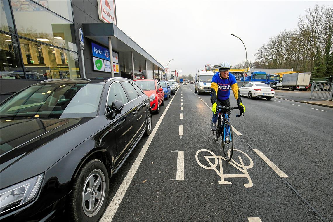 Jürgen Ehrmann, Vorstand des ADFC, ist häufig mit dem Fahrrad in der Stadt unterwegs. Er kennt die Tücken der Radinfrastruktur gut. Archivfoto: Alexander Becher