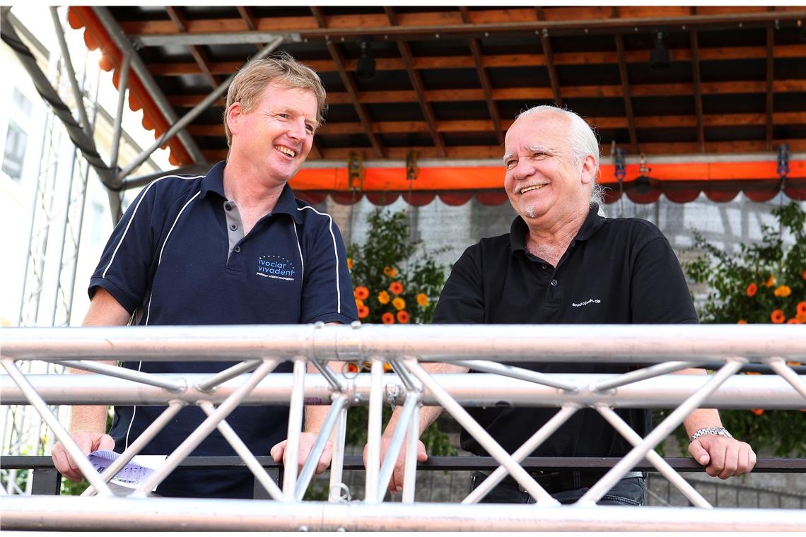 Statt rund um die Uhr arbeiten heißt es jetzt einmal relaxen Jürgen Häfner (rechts) mit Roland Stampfl. Archivfoto: E. Layher