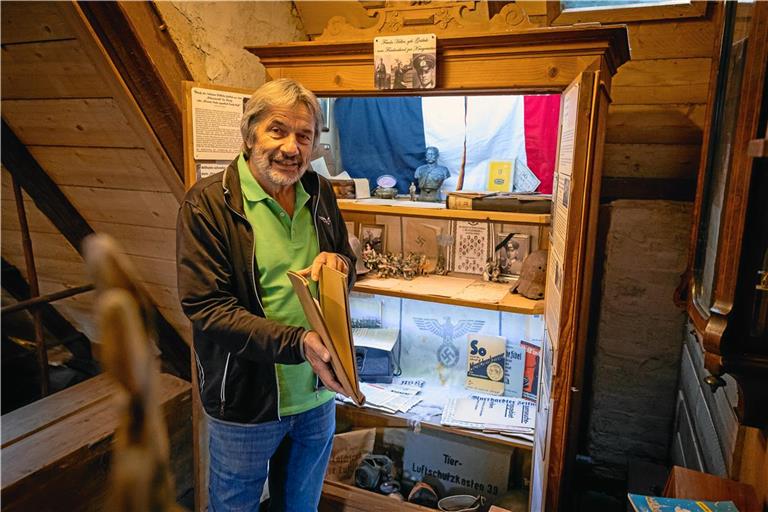 Jürgen Hestlers Lieblingsprojekt ist der neu bestückte „Geschichtsschrank“ im Oberling des Hauses. Fotos: Alexander Becher