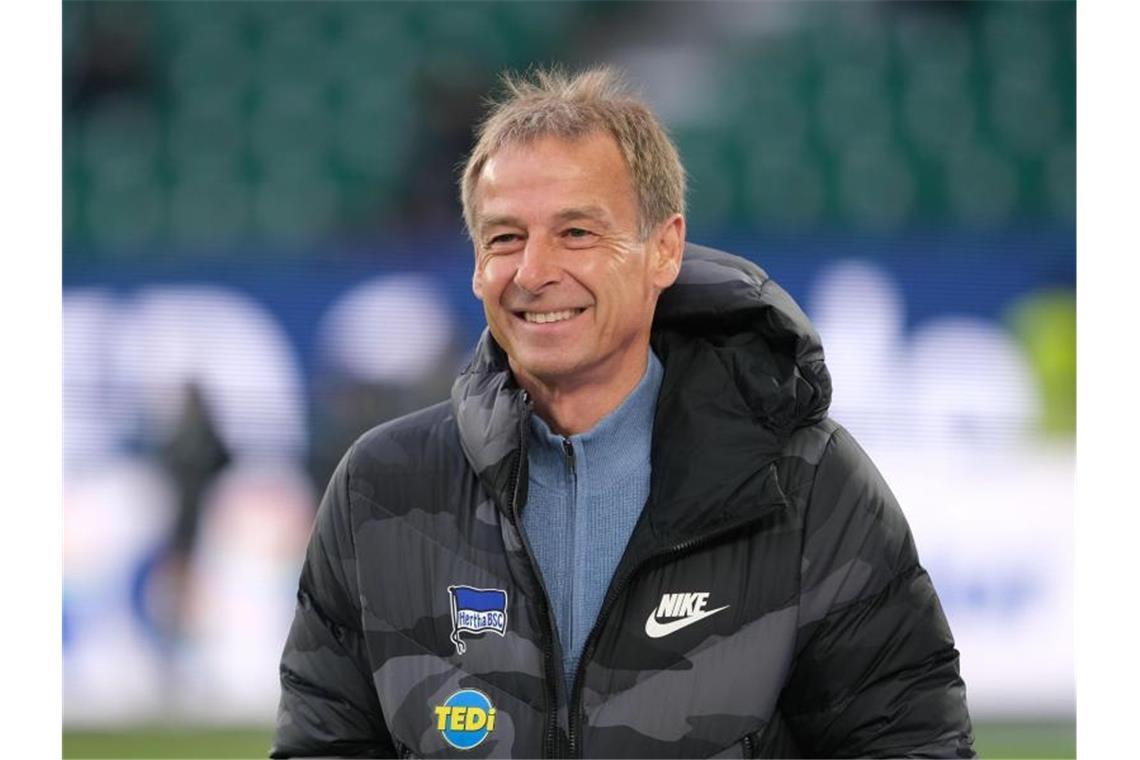 Jürgen Klinsmann ist mit Hertha BSC auf Einkaufstour. Foto: Peter Steffen/dpa