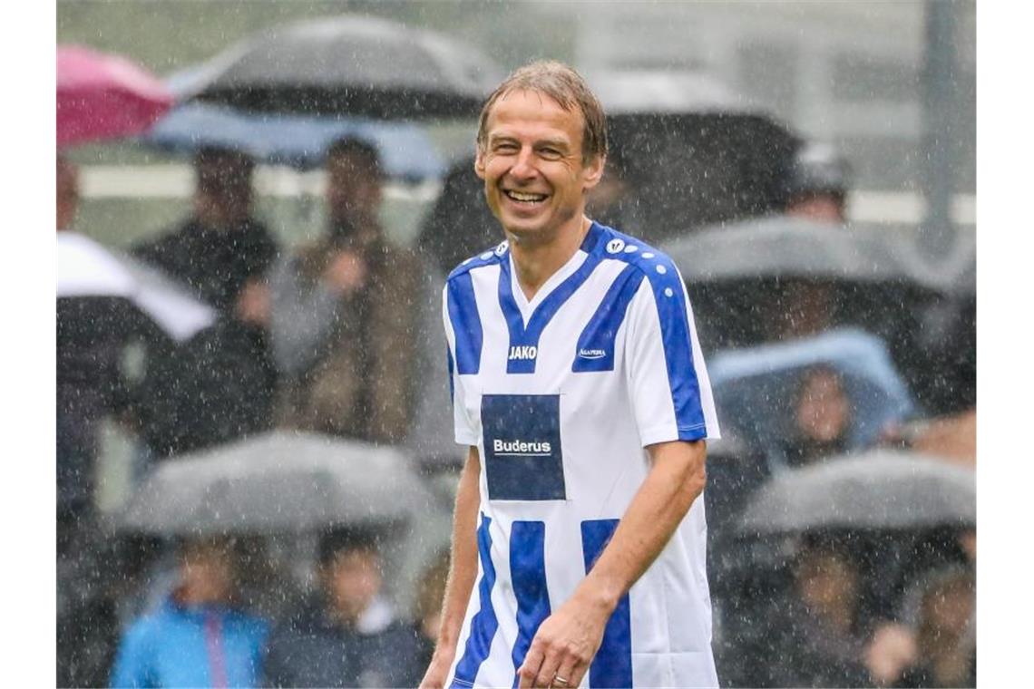 Jürgen Klinsmann läuft im Trikot vom Team „Schwaben“ über das Spielfeld. Foto: Christoph Schmidt