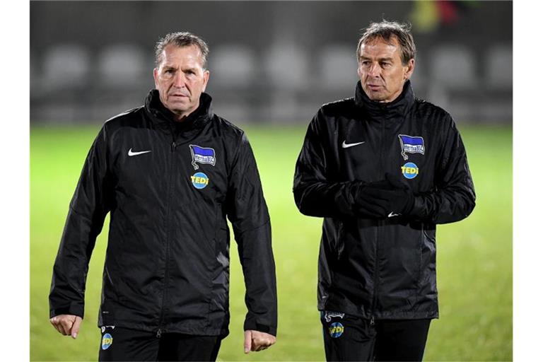 Jürgen Klinsmann (r) möchte Torwarttrainer Andreas Köpke länger bei Hertha BSC haben. Foto: Britta Pedersen/zb/dpa