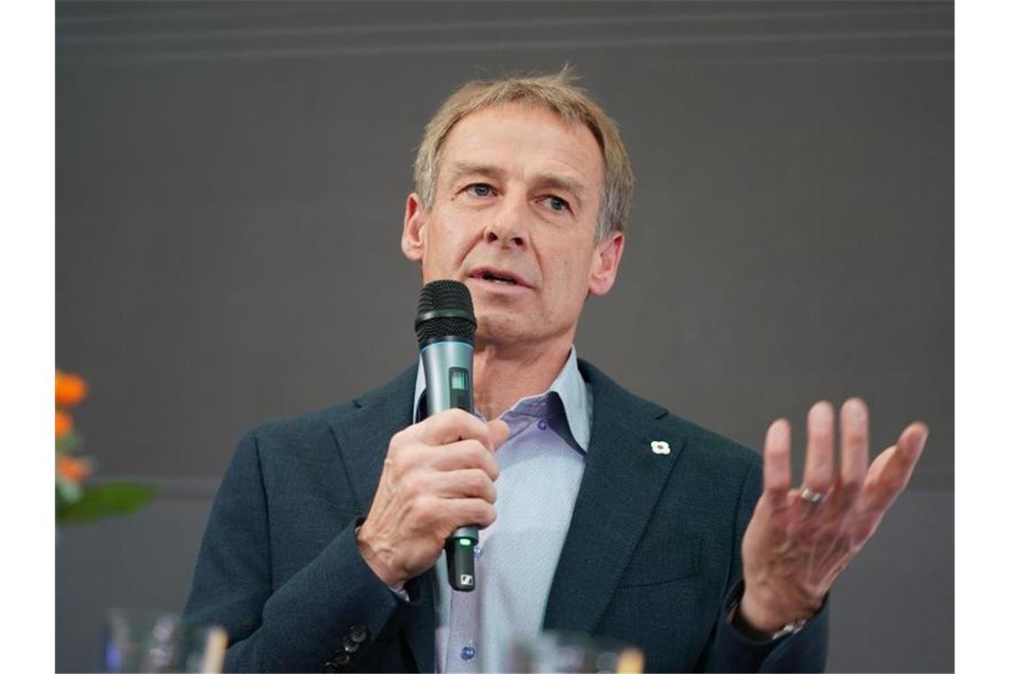 Jürgen Klinsmann spricht auf der dpa-Chefredaktionskonferenz. Foto: Kay Nietfeld/dpa