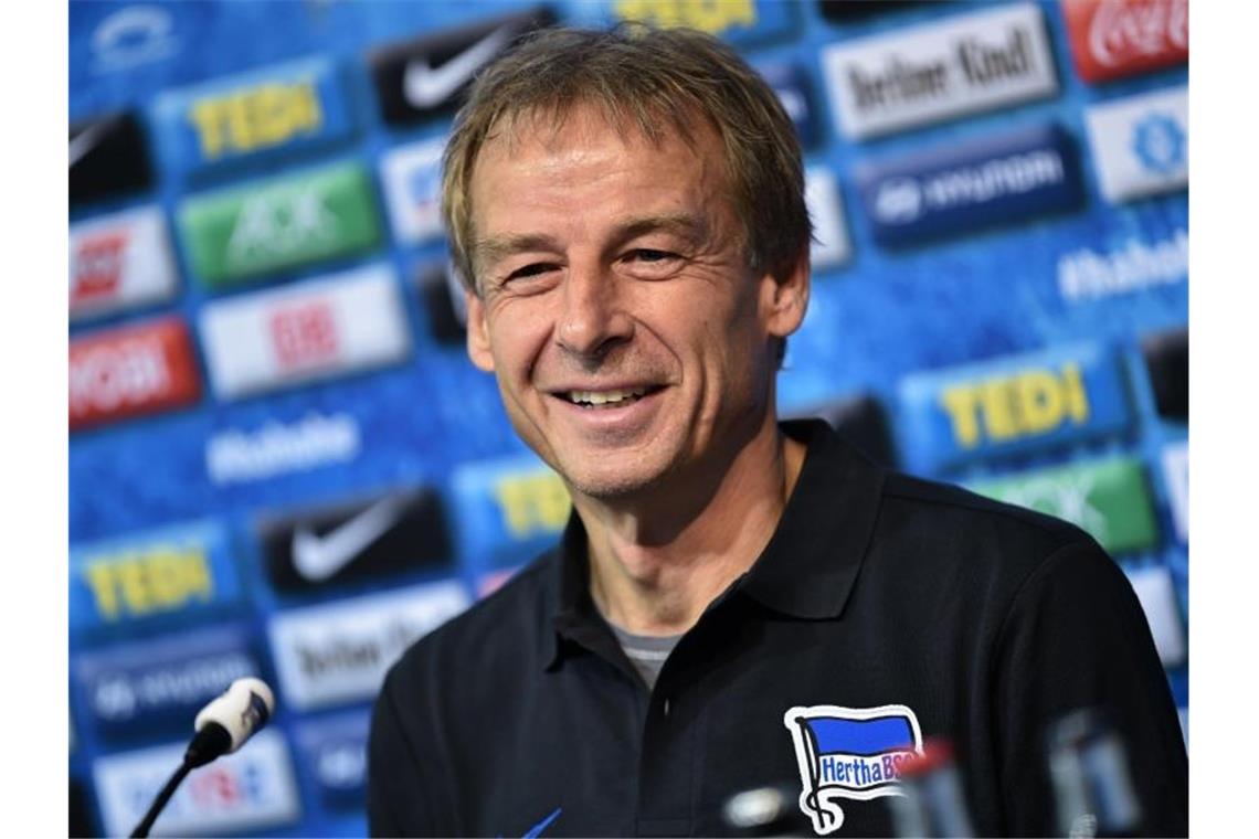 Jürgen Klinsmann strebt ein erfolgreiches Debüt als Trainer von Hertha BSC an. Gewinnt er, wird es eng für BVB-Coach Lucien Favre. Foto: Sven Braun/dpa