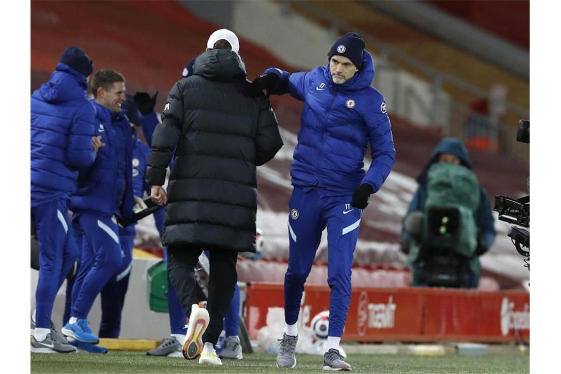 Jürgen Klopp (2.v.r.) gratuliert Thomas Tuchel (r) nach dem Spiel zum Sieg. Foto: Phil Noble/Pool Reuters/AP/dpa