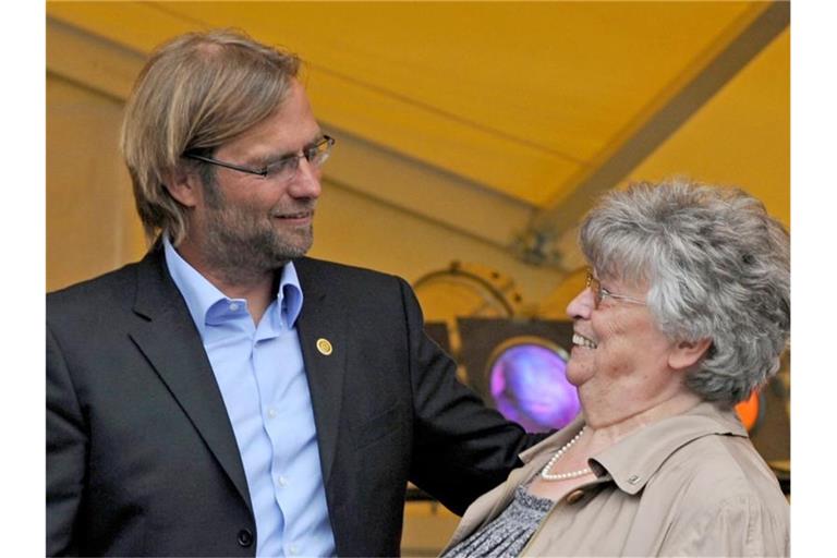 Jürgen Klopp, hier als Trainer von Borussia Dortmund, mit seiner Mutter Elisabeth. Foto: picture alliance/dpa/Archivbild