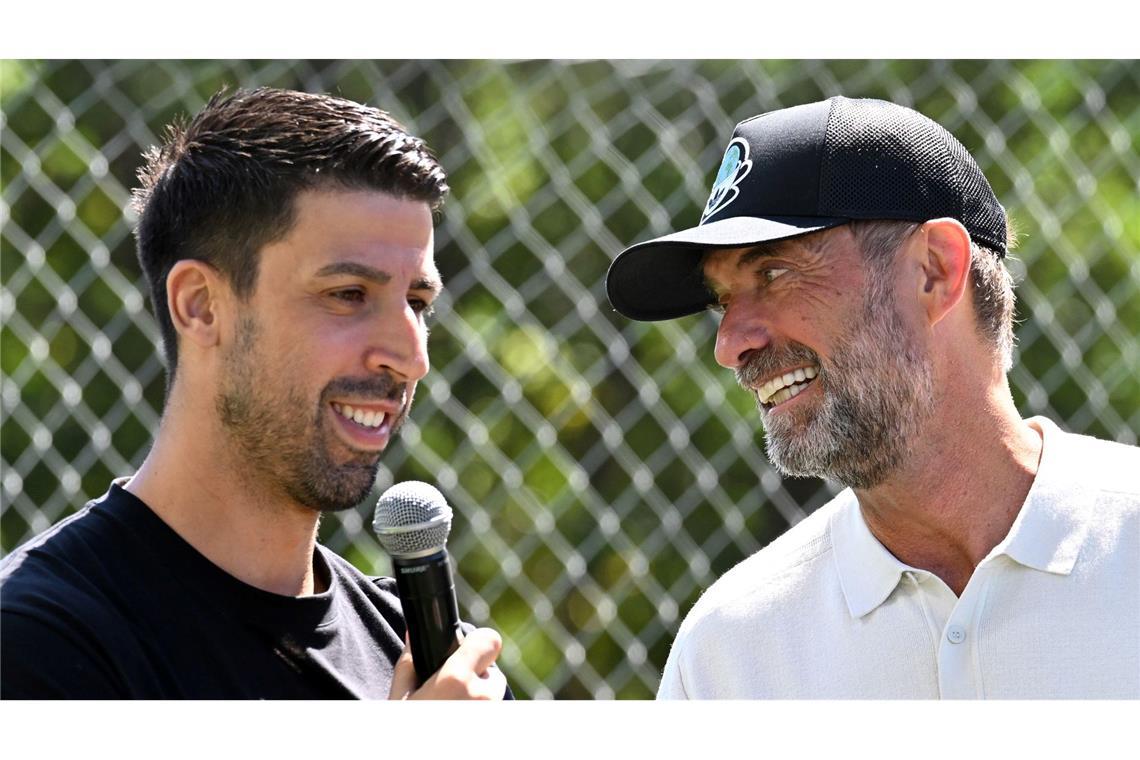 Jürgen Klopp (r.) beim Plausch mit 2014er-Weltmeister Sami Khedira.