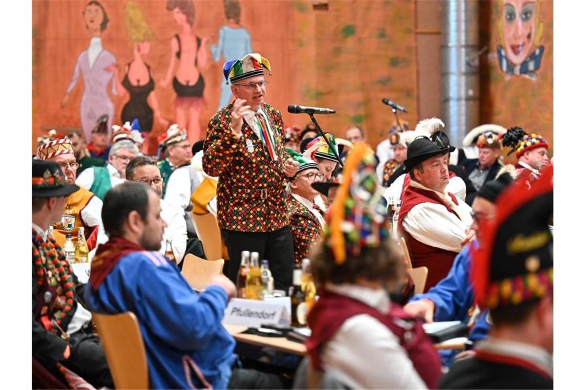 Schwäbisch-Alemannische Fastnacht im kleinen Format Jürgen Koterzyna, Narrenrichter aus Stockach, spricht bei der Hauptversammlung der Vereinigung Schwäbisch-Alemannischer Narrenzünfte (VSAN) in der Stadthalle. Foto: Felix Kästle/dpa