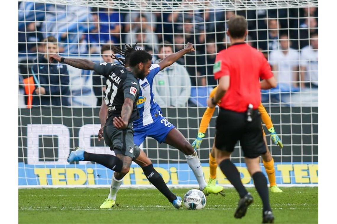 Jürgen Locadia von der TSG Hoffenheim trifft zum 0:1. Foto: Andreas Gora/dpa