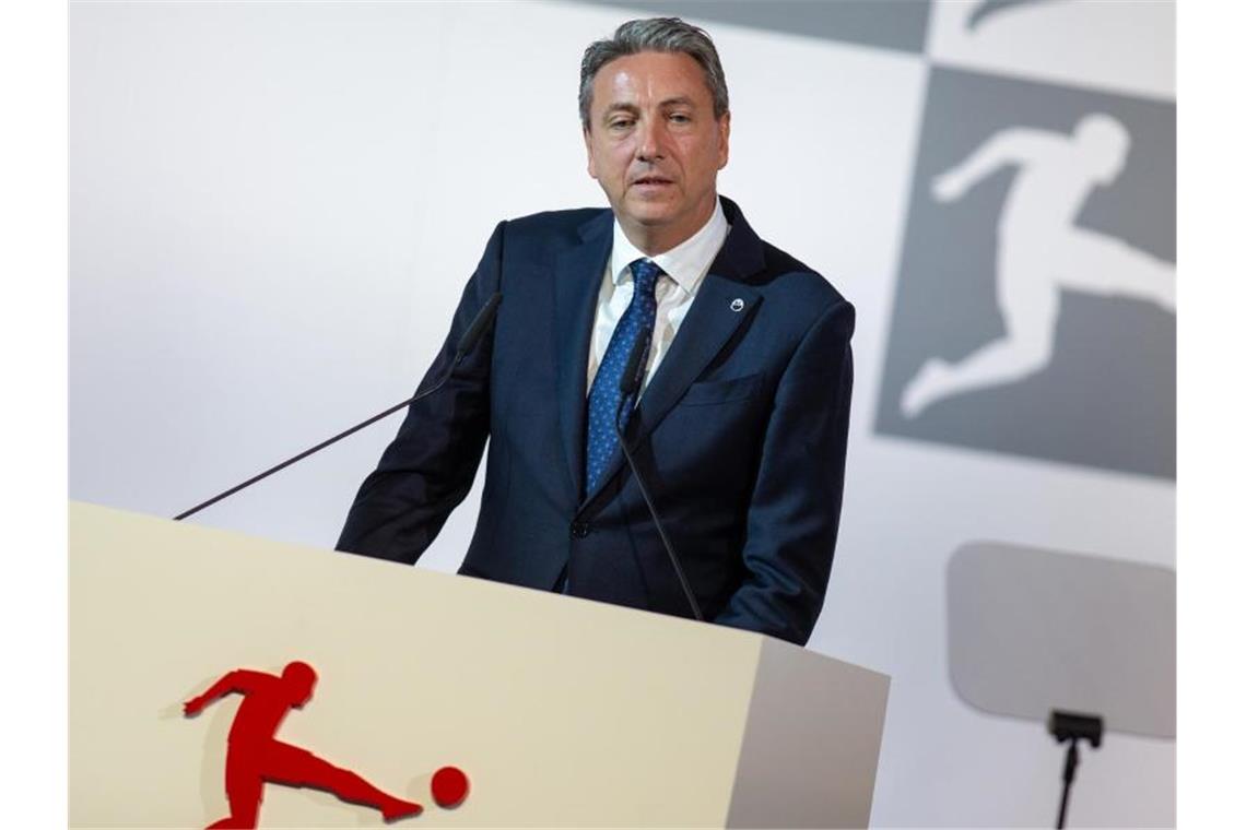 Jürgen Machmeier, Präsident des SV Sandhausen, spricht bei einer Versammlung. Foto: Andreas Gora/Archivbild