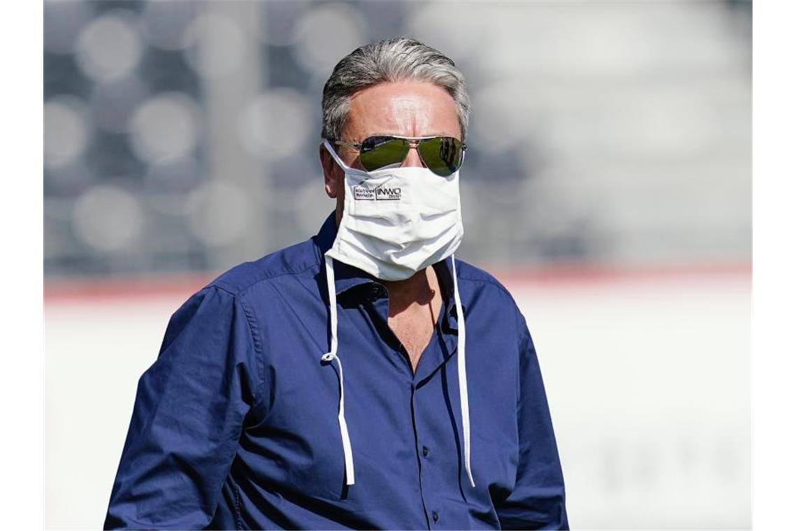 Jürgen Machmeier, Präsident des SV Sandhausen, steht auf dem Spielfeld. Foto: Uwe Anspach/dpa