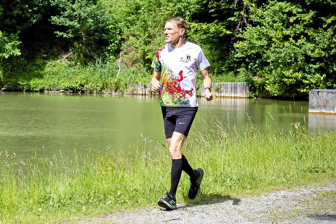 Jürgen Maurer liebt das Laufen in der Natur. So wie hier bei den Heppseen während des Trainings, aber auch bei vielen seiner Wettkämpfe. Foto: Alexander Becher