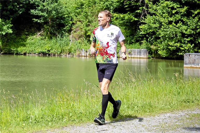 Jürgen Maurer liebt das Laufen in der Natur. So wie hier bei den Heppseen während des Trainings, aber auch bei vielen seiner Wettkämpfe. Foto: Alexander Becher
