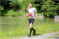 Jürgen Maurer liebt das Laufen in der Natur. So wie hier bei den Heppseen während des Trainings, aber auch bei vielen seiner Wettkämpfe. Foto: Alexander Becher
