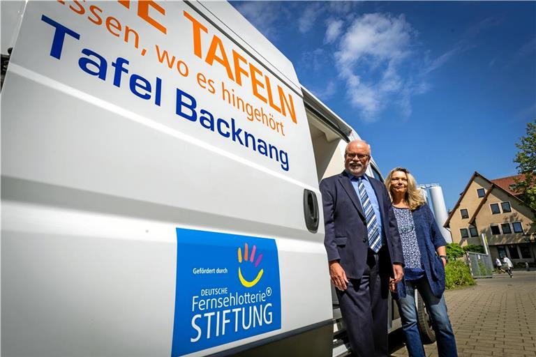 Jürgen Olma, Vorstand des Vereins Kinder- und Jugendhilfe und Susanne Fay, Mitarbeiterin der Backnanger Tafel präsentieren das neue Kühlfahrzeug.