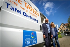 Jürgen Olma, Vorstand des Vereins Kinder- und Jugendhilfe und Susanne Fay, Mitarbeiterin der Backnanger Tafel präsentieren das neue Kühlfahrzeug.