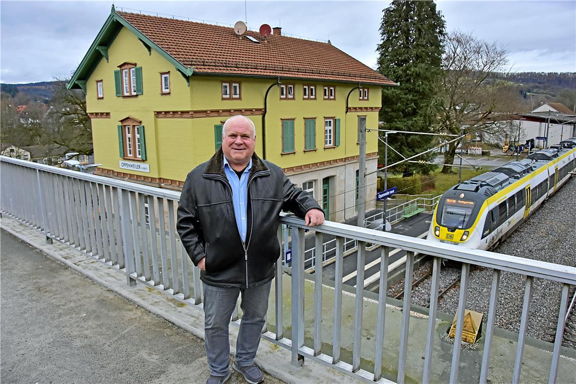 Jürgen Schmelcher ist im Bahnhof von Oppenweiler groß geworden. Früh hat er gelernt, Respekt vor den einfahrenden Zügen zu haben. Foto: Tobias Sellmaier