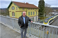 Jürgen Schmelcher ist im Bahnhof von Oppenweiler groß geworden. Früh hat er gelernt, Respekt vor den einfahrenden Zügen zu haben. Foto: Tobias Sellmaier