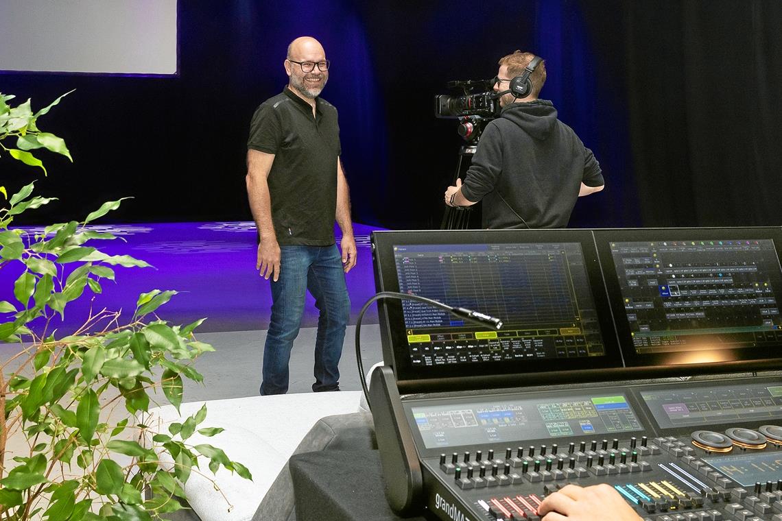 Jürgen Schuster und an der Kamera Tim Hautmann in der neuen Livestreamhalle. Foto: J. Fiedler