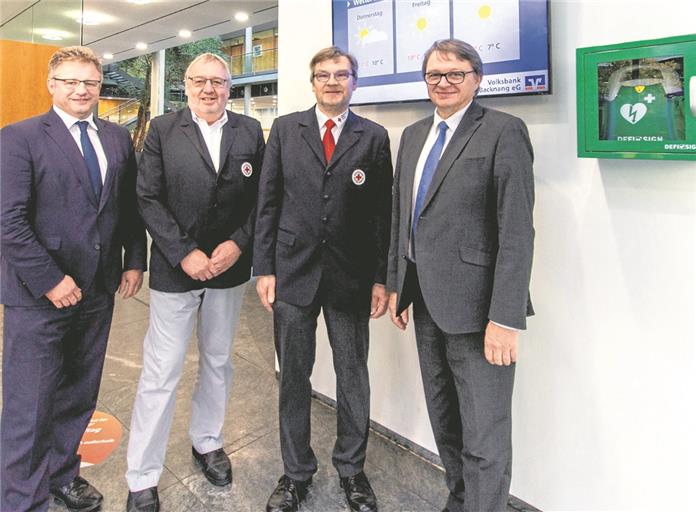 Jürgen Schwab (links) und Jürgen Beerkircher (rechts) sowie Kurt Zeller (zweiter von links) und Klaus-Dieter Fackler freuen sich über die gelungene Kooperation. Foto: Volksbank Backnang