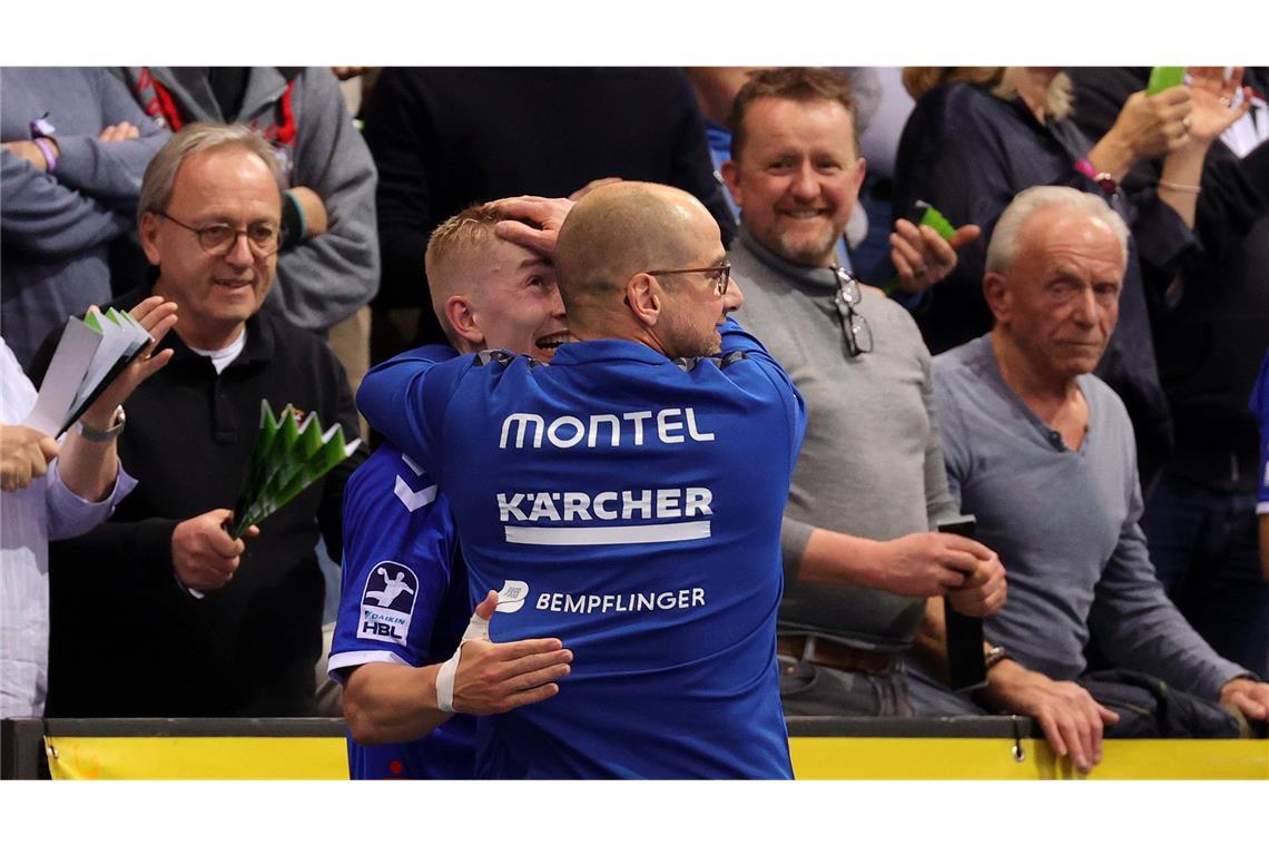 TVB Stuttgart fertigt Frisch Auf Göppingen im Derby ab Jürgen Schweikardt umarmt Toben Matzken.
