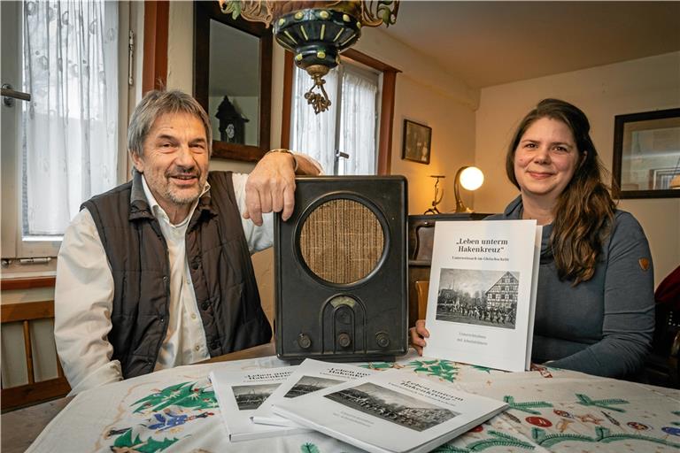 Jürgen und Carolin Hestler freuen sich, wenn viele Schulen Interesse an dem Unterrichtsmaterial zeigen. Der sogenannte Volksempfänger zwischen den beiden, ein Radioapparat, wurde während der NS-Zeit für die Verbreitung von Propaganda genutzt. Foto: Alexander Becher 