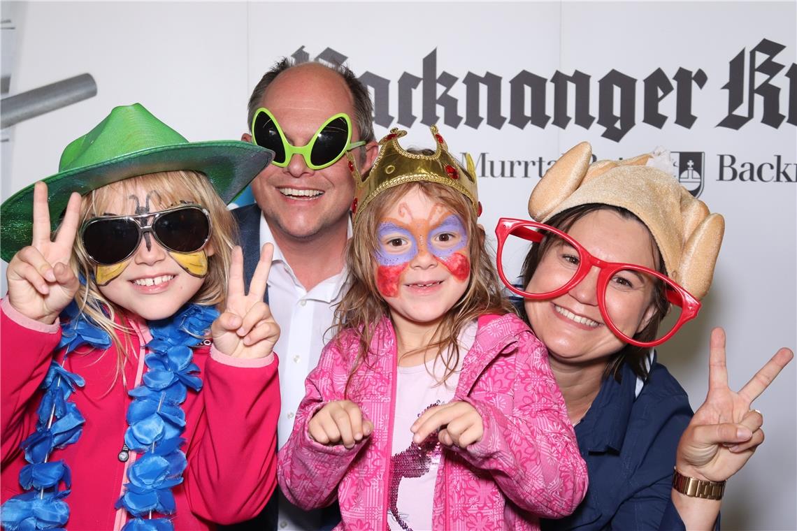 Jürgen und Daniela Völler mit Klara und Romy.