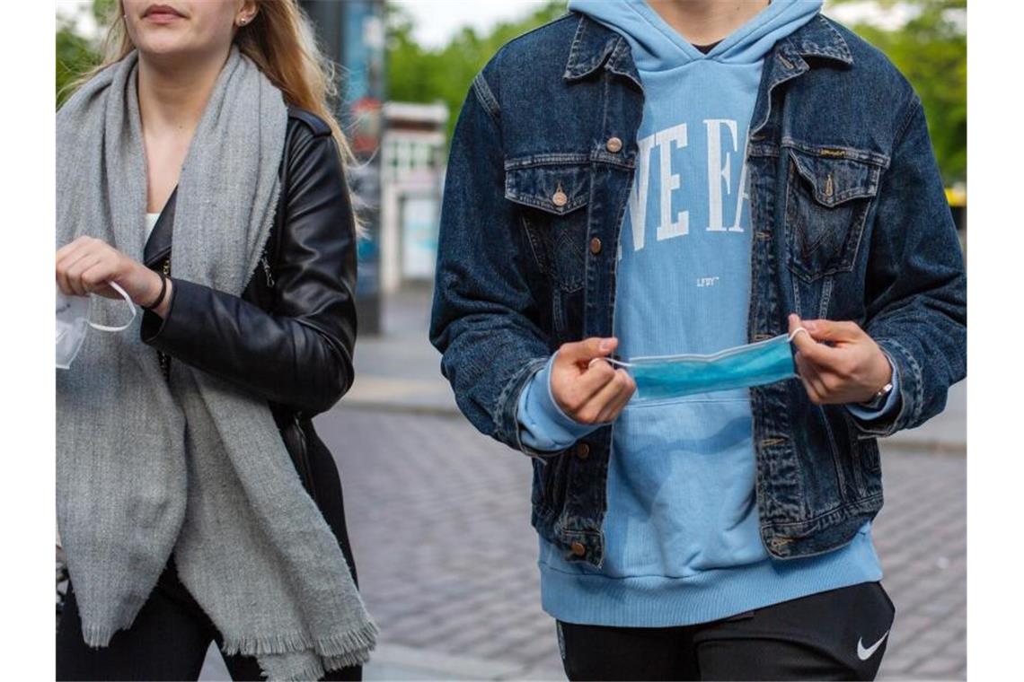 Jugendliche auf der Straße. Mehr als ein Viertel der 25-Jährigen wohnte 2020 noch immer bei ihren Eltern. Foto: Fernando Gutierrez-Juarez/dpa-Zentralbild/dpa