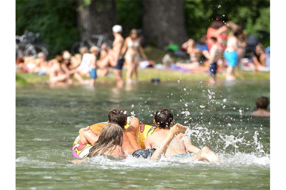 Jugendliche baden im Englischen Garten im Eisbach. Foto: Tobias Hase