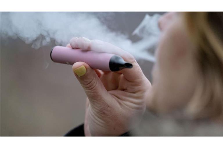 Jugendliche dampfen immer häufiger und mehr Einweg-Vapes&nbsp;– und werden so an Nikotin und letztlich auch wieder an Tabak herangeführt.