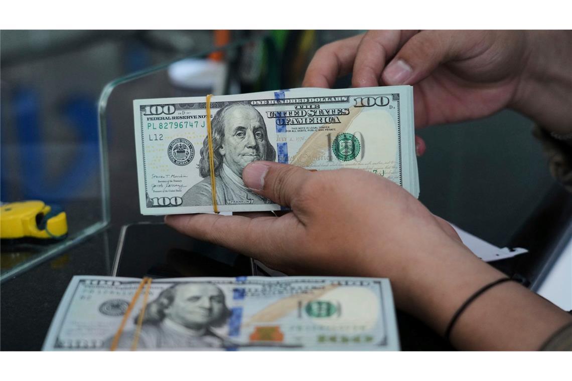 Jugendliche haben in der russischen Hauptstadt Moskau eine Damenhandtasche mit 88.000 Dollar Bargeld gefunden. (Symbolbild)