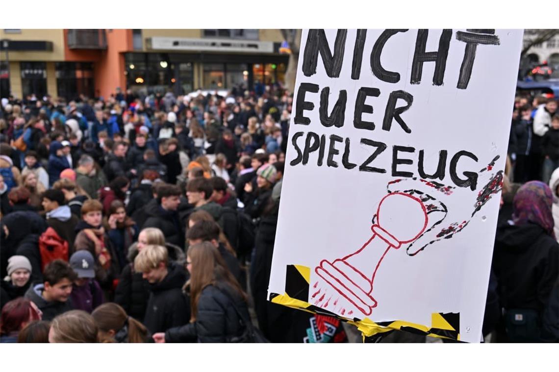 Jugendliche nehmen am Jenaer Holzmarkt mit Plakaten und Transparenten an einem landesweiten Schulstreik gegen den Wehrdienst in Deutschland teil. Das Thema wollen die Grünen mit ihrem neuen Jugendbeirat nochmal angehen.