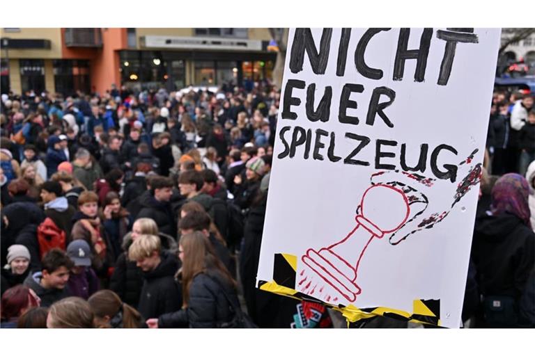 Jugendliche nehmen am Jenaer Holzmarkt mit Plakaten und Transparenten an einem landesweiten Schulstreik gegen den Wehrdienst in Deutschland teil. Das Thema wollen die Grünen mit ihrem neuen Jugendbeirat nochmal angehen.