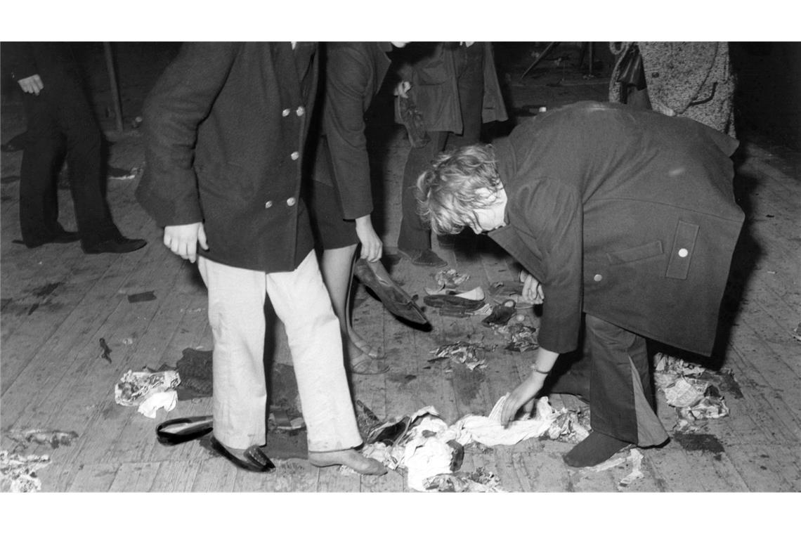 Vor 60 Jahren: Wie ein Konzert der Rolling Stones eskalierte Jugendliche sammeln Schuhe ein, die sie auf die Bühne geworfen haben. (Archivbild)