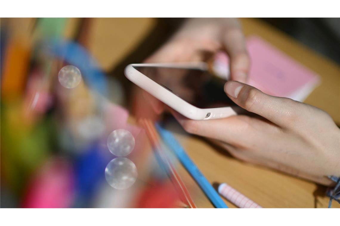 Bundesjustizministerin: Klare Altersgrenze für Social Media Jugendliche verbringen oft täglich mehrere Stunden mit dem Smartphone in der Hand. (Symbolbid)
