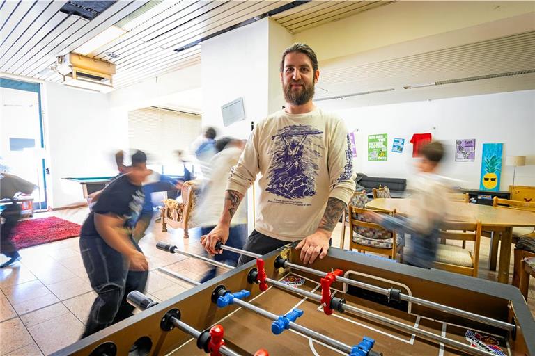 Jugendsozialarbeiter Julian Amma sieht in den derzeitigen Räumlichkeiten noch einigen Handlungsbedarf. Foto: Alexander Becher