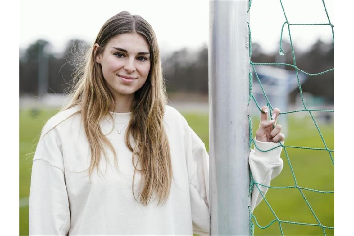 Fußball-Senkrechtstarterin Brand: Ziel EM-Titel in England Jule Brand, Spielerin in Hoffenheims Frauenfußballmannschaft, schaut in die Kamera. Foto: Uwe Anspach/dpa/Archivbild