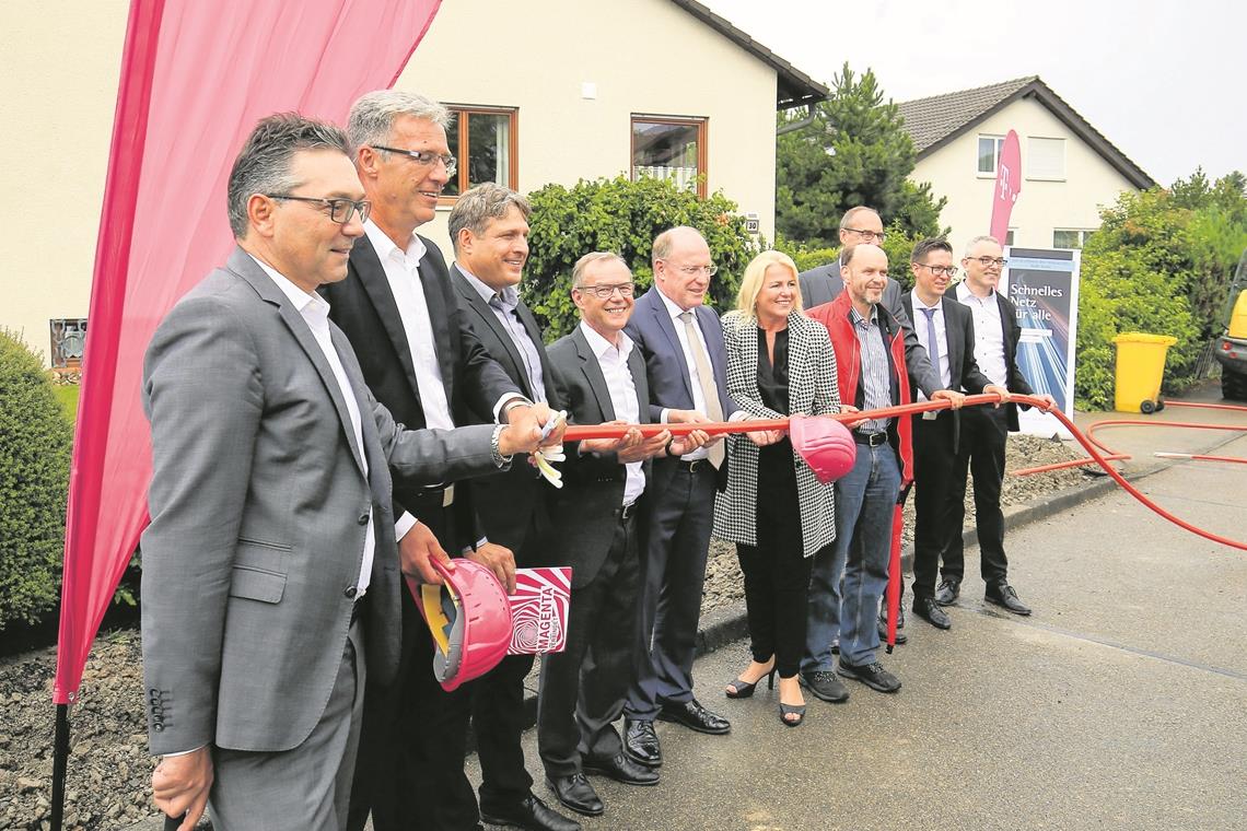 Juli 2019: Mit einem symbolischen Spatenstich beginnt in Allmersbach im Tal das regionale Großprojekt zum Glasfaserausbau. Fotos: A. Becher 