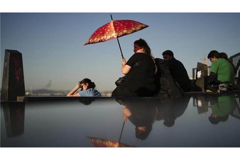 Juli 2025 – 50,5 Grad im Schatten: Eine Frau schützt sich an einem superheißen Sommertag in Istanbul vor der Sonne.