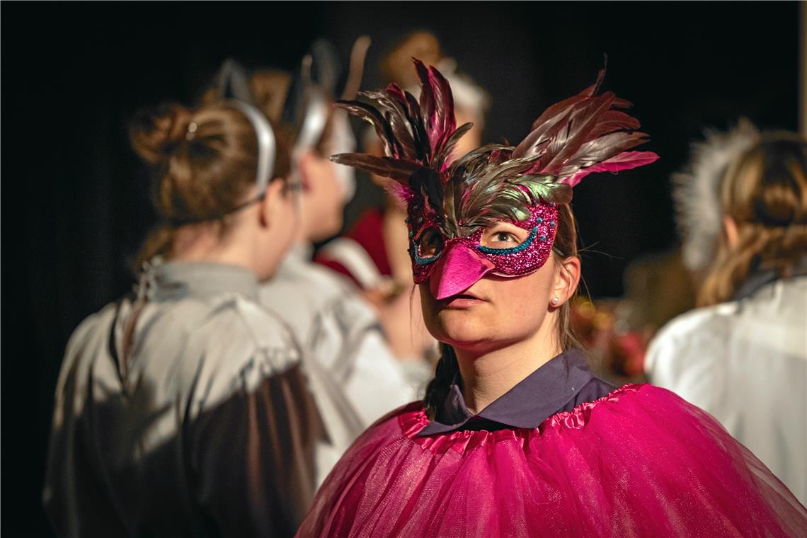 Julia, gespielt von Marlene Heitkämper, begegnet ihrem Romeo beim Maskenball.