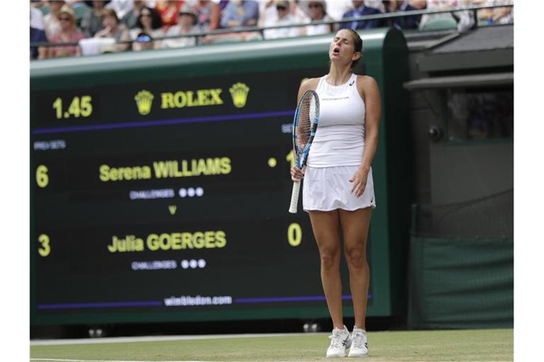 Julia Görges ärgert sich über ihr Wimbledon-Aus. Foto: Ben Curtis/AP