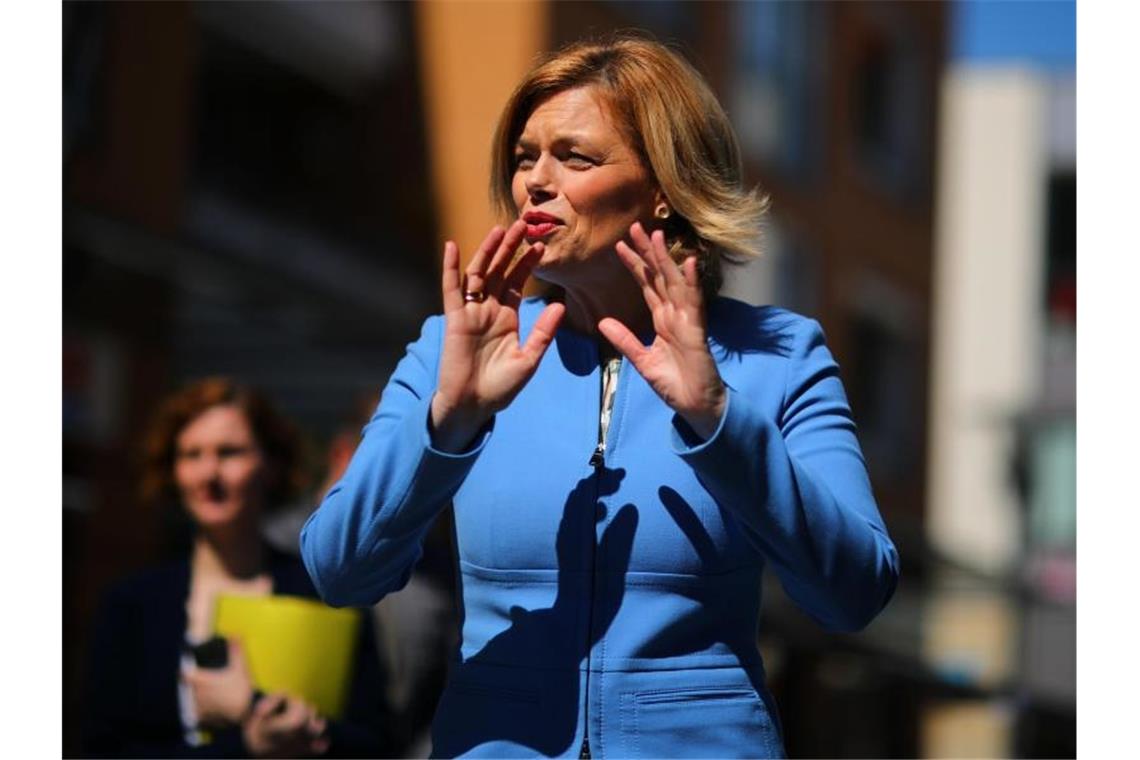 Klöckner ermahnt Fleischbranche: Noch mehr Infizierte Julia Klöckner (CDU), Bundeslandwirtschaftsministerin, besucht einen Wochenmarkt. Foto: Hannibal Hanschke/Reuters/POOL/dpa