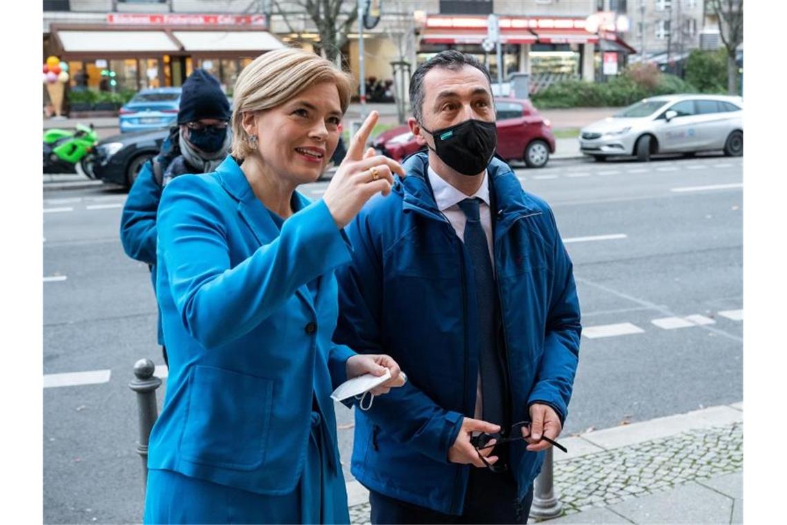 E-Bike statt Limousine: Özdemir radelt zur Amtsübergabe Julia Klöckner (l, CDU) empfängt ihren Nachfolger Cem Özdemir (Bündnis 90/Die Grünen). Foto: Bernd von Jutrczenka/dpa